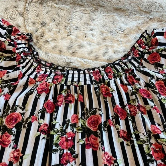 Flutter sleeve or off the shoulder top. Size M. - Picture 4 of 9